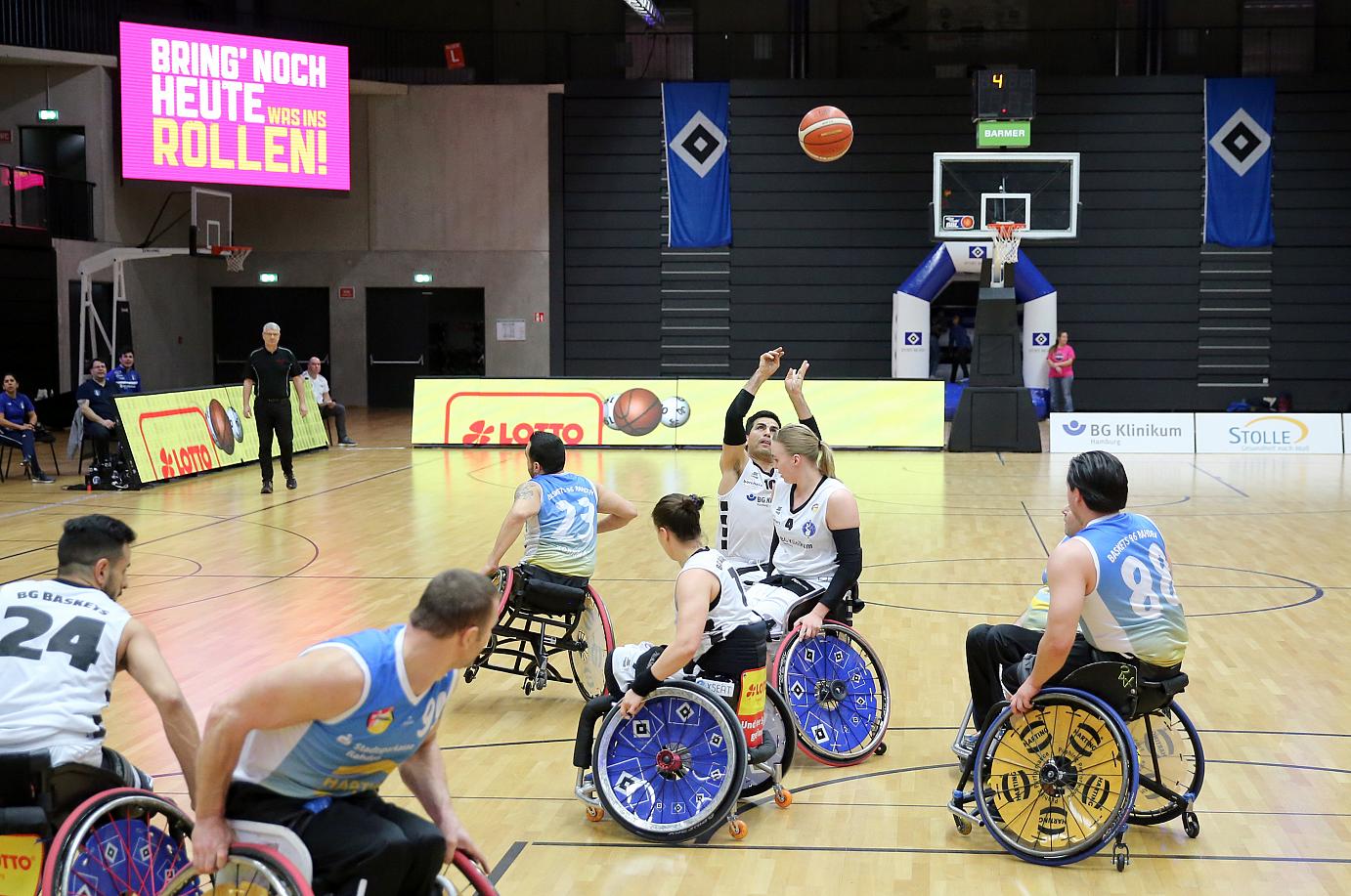 Mehrere Rollstuhlbasketball-Spieler auf dem Spielfeld | Foto: MSSP