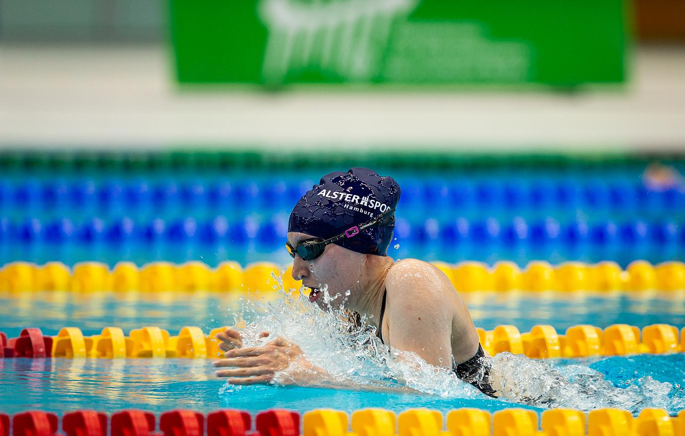 Bild: Anna Josephine Schulz (17) auf dem Weg ins Finale über 50 Meter Brustschwimmen. Foto: Ralf Kuckuck.