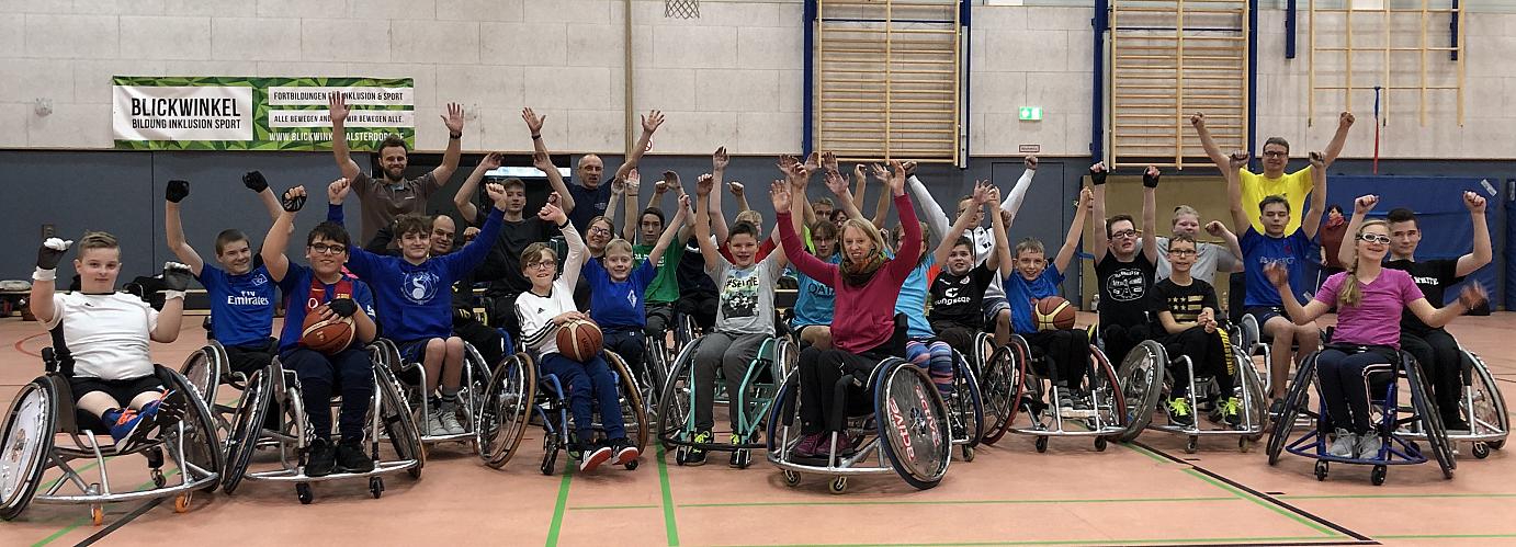 Viele Kinder und Jugendliche im Rollstuh, die ihre Arme nach oben strecken und jubeln / Foto: Hans Kloss