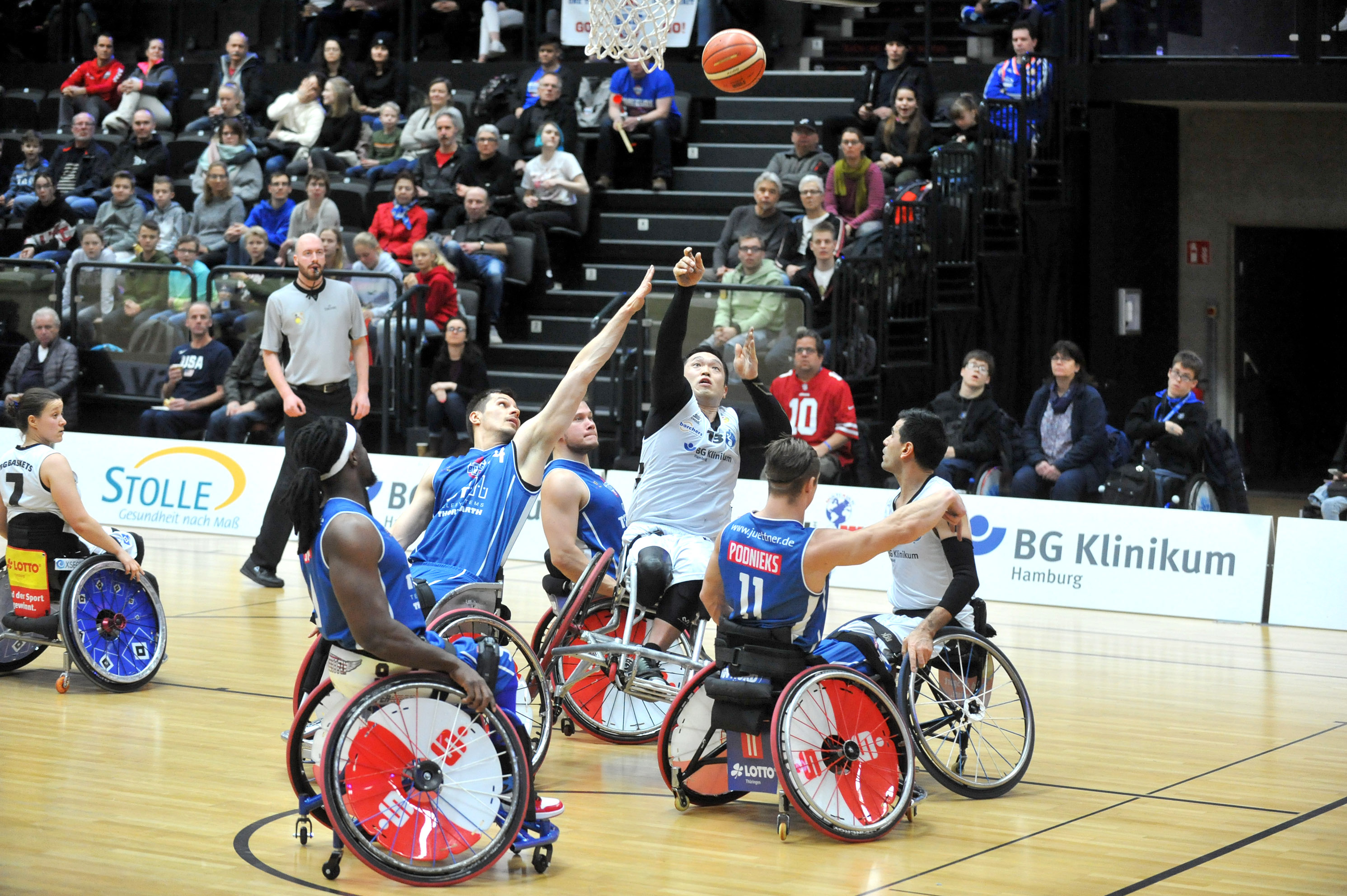 Mehrere Rollstuhlbaskettballer recken sich zum herabfallenden Ball. | Foto: MSSP